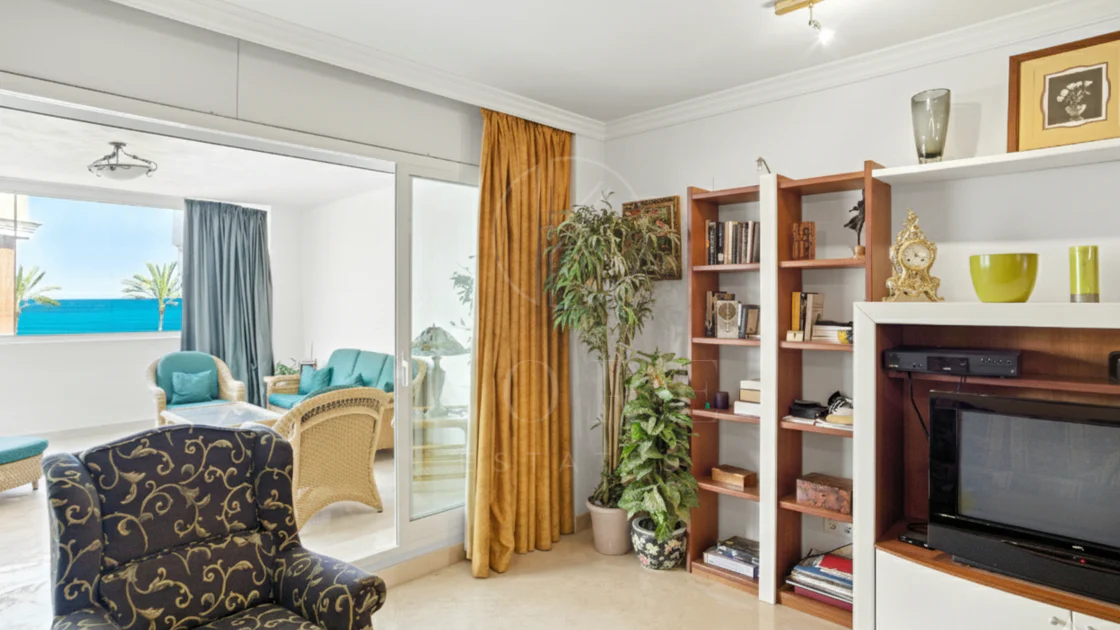 Apartament exclusivist cu două dormitoare cu vedere spre sud, situat pe malul mării, în La Herradura, Marbella