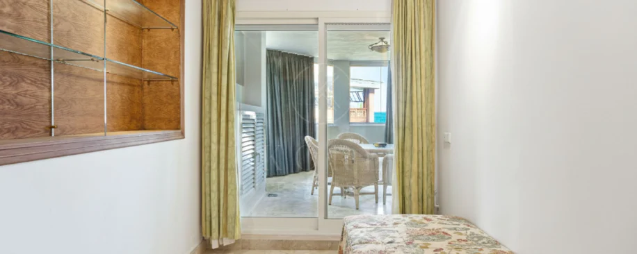 Apartament exclusivist cu două dormitoare cu vedere spre sud, situat pe malul mării, în La Herradura, Marbella