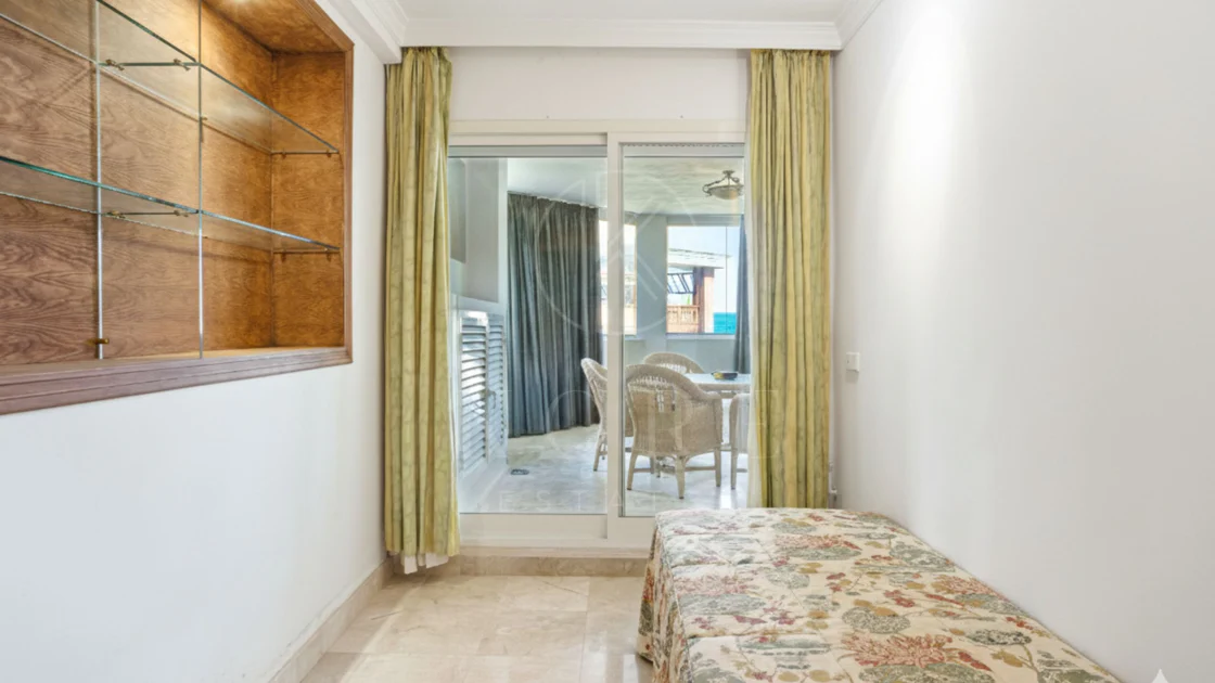 Apartament exclusivist cu două dormitoare cu vedere spre sud, situat pe malul mării, în La Herradura, Marbella