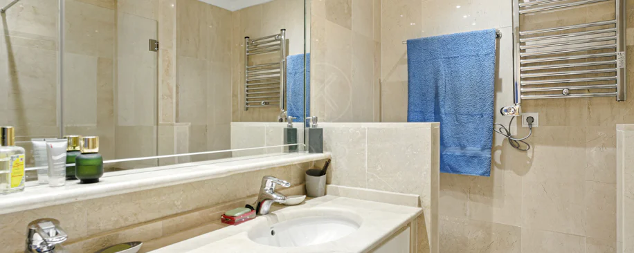 Apartament exclusivist cu două dormitoare cu vedere spre sud, situat pe malul mării, în La Herradura, Marbella