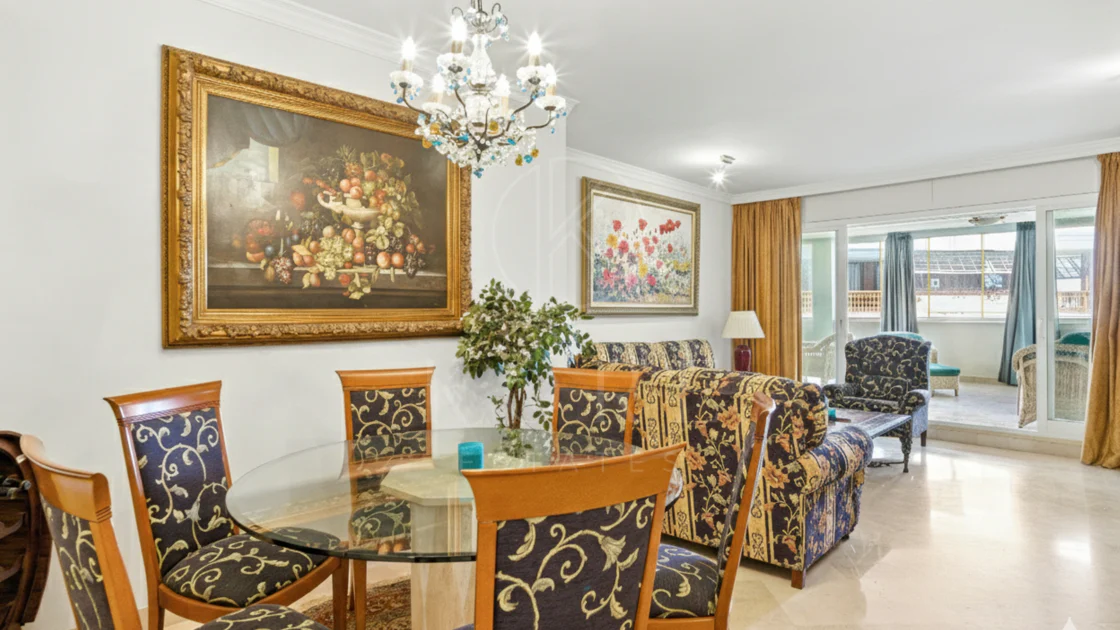 Apartament exclusivist cu două dormitoare cu vedere spre sud, situat pe malul mării, în La Herradura, Marbella