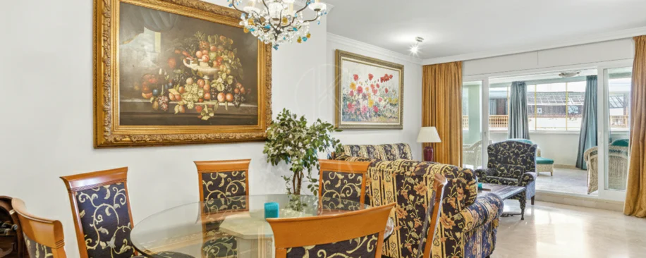 Apartament exclusivist cu două dormitoare cu vedere spre sud, situat pe malul mării, în La Herradura, Marbella