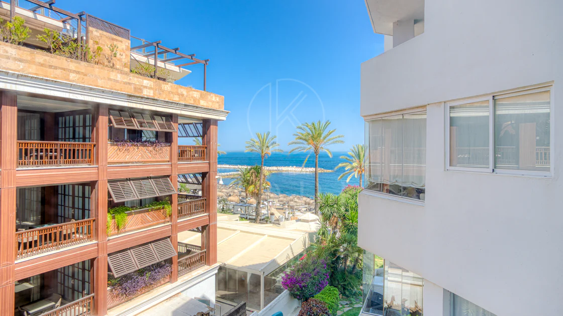 Apartament exclusivist cu două dormitoare cu vedere spre sud, situat pe malul mării, în La Herradura, Marbella