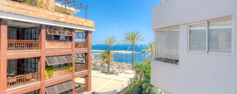 Apartament exclusivist cu două dormitoare cu vedere spre sud, situat pe malul mării, în La Herradura, Marbella