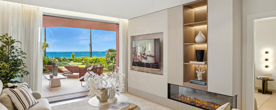 Apartament impecabil renovat, orientat spre sud, cu vedere la plajă, cu grădină, situat în comunitatea exclusivistă Menara Beach, pe căutata New Golden Mile