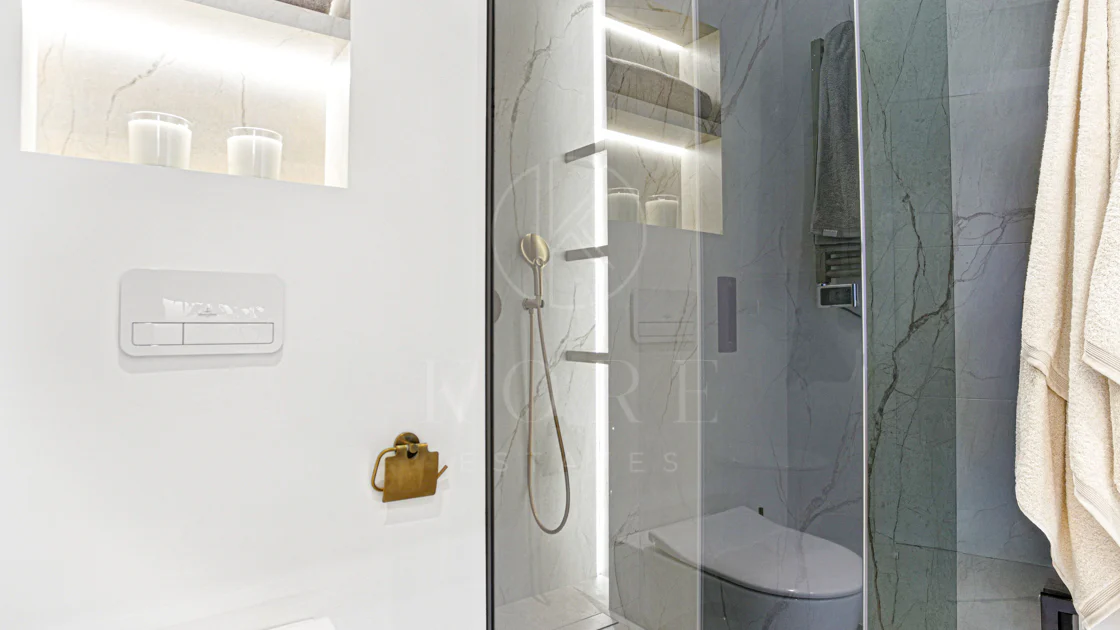 Apartament impecabil renovat, orientat spre sud, cu vedere la plajă, cu grădină, situat în comunitatea exclusivistă Menara Beach, pe căutata New Golden Mile