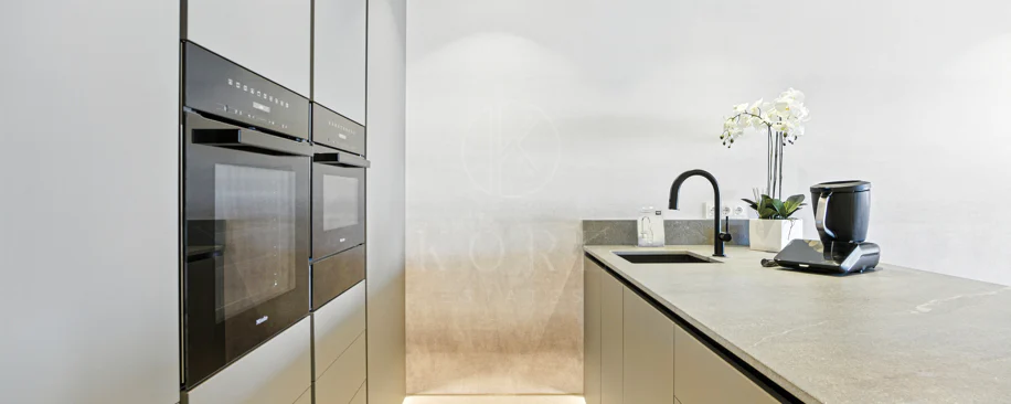 Apartament impecabil renovat, orientat spre sud, cu vedere la plajă, cu grădină, situat în comunitatea exclusivistă Menara Beach, pe căutata New Golden Mile