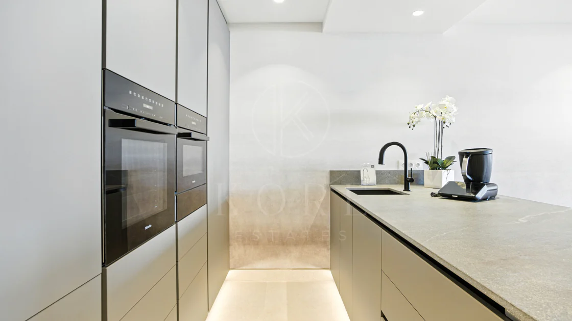 Apartament impecabil renovat, orientat spre sud, cu vedere la plajă, cu grădină, situat în comunitatea exclusivistă Menara Beach, pe căutata New Golden Mile