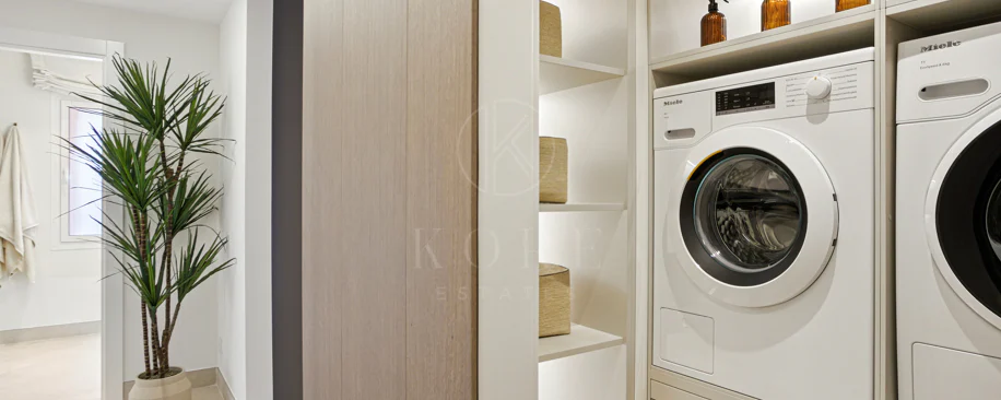 Apartament impecabil renovat, orientat spre sud, cu vedere la plajă, cu grădină, situat în comunitatea exclusivistă Menara Beach, pe căutata New Golden Mile