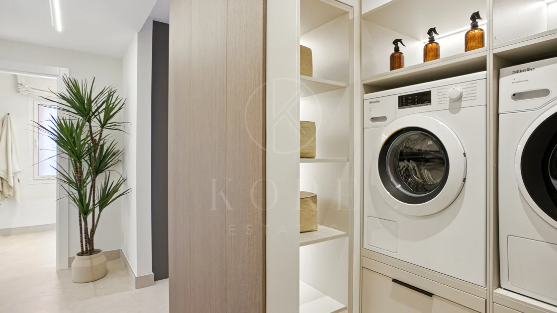 Apartament impecabil renovat, orientat spre sud, cu vedere la plajă, cu grădină, situat în comunitatea exclusivistă Menara Beach, pe căutata New Golden Mile