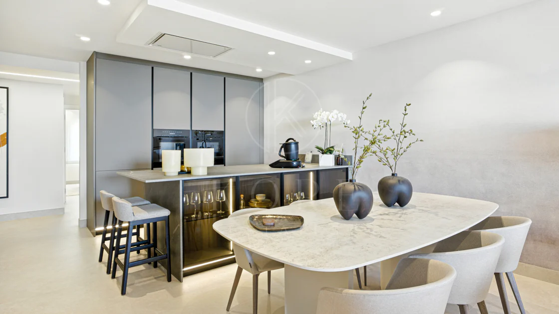 Apartament impecabil renovat, orientat spre sud, cu vedere la plajă, cu grădină, situat în comunitatea exclusivistă Menara Beach, pe căutata New Golden Mile