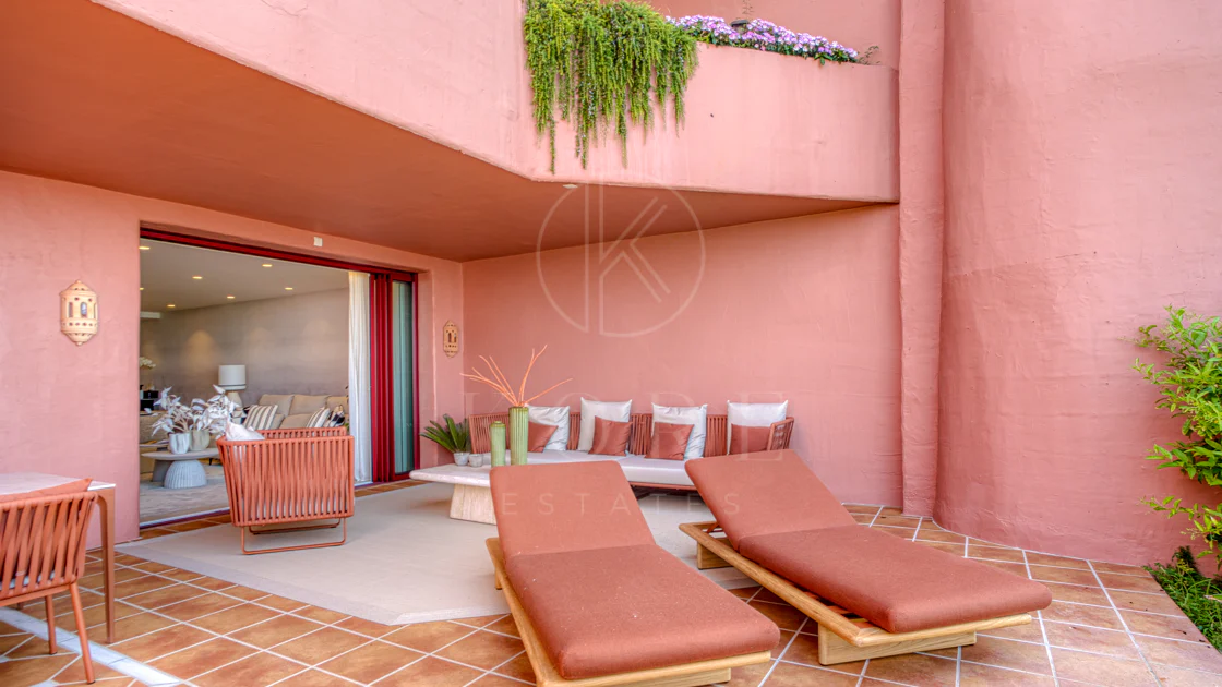 Apartament impecabil renovat, orientat spre sud, cu vedere la plajă, cu grădină, situat în comunitatea exclusivistă Menara Beach, pe căutata New Golden Mile