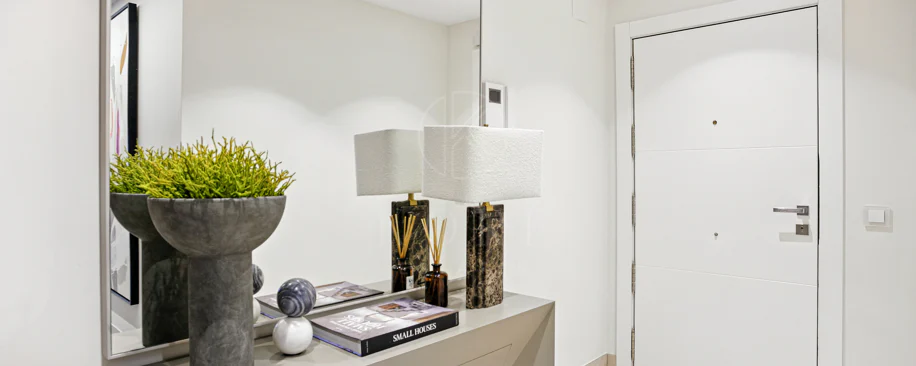 Apartament impecabil renovat, orientat spre sud, cu vedere la plajă, cu grădină, situat în comunitatea exclusivistă Menara Beach, pe căutata New Golden Mile
