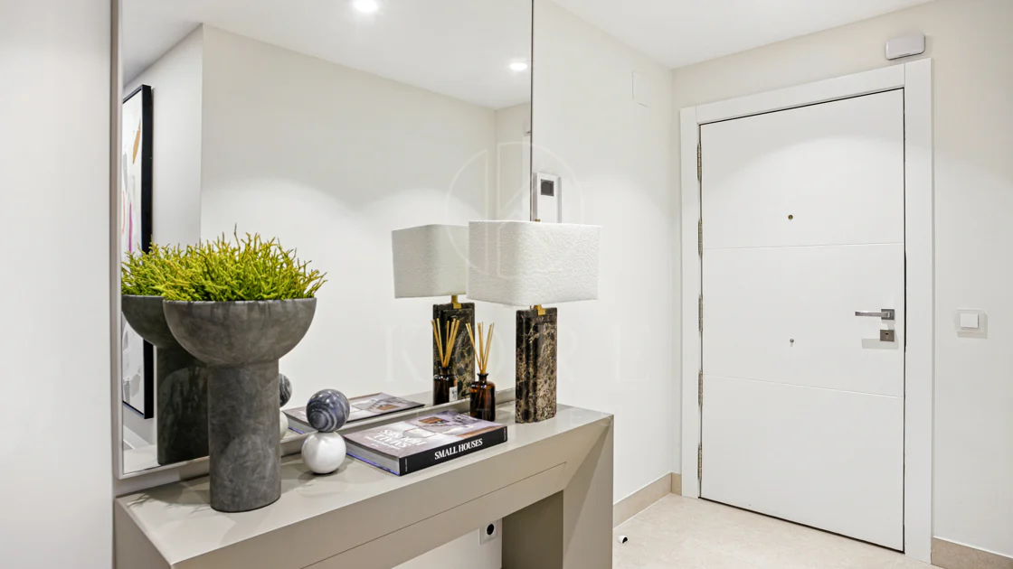 Apartament impecabil renovat, orientat spre sud, cu vedere la plajă, cu grădină, situat în comunitatea exclusivistă Menara Beach, pe căutata New Golden Mile