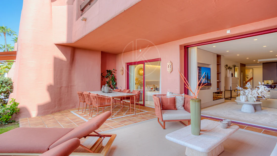 Apartament impecabil renovat, orientat spre sud, cu vedere la plajă, cu grădină, situat în comunitatea exclusivistă Menara Beach, pe căutata New Golden Mile