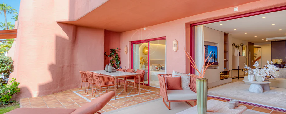 Apartament impecabil renovat, orientat spre sud, cu vedere la plajă, cu grădină, situat în comunitatea exclusivistă Menara Beach, pe căutata New Golden Mile