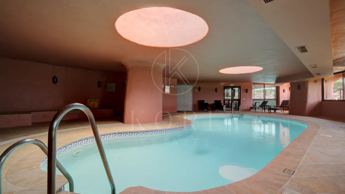 Apartament impecabil renovat, orientat spre sud, cu vedere la plajă, cu grădină, situat în comunitatea exclusivistă Menara Beach, pe căutata New Golden Mile