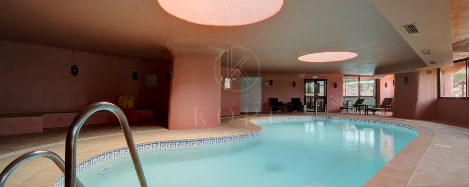 Apartament impecabil renovat, orientat spre sud, cu vedere la plajă, cu grădină, situat în comunitatea exclusivistă Menara Beach, pe căutata New Golden Mile