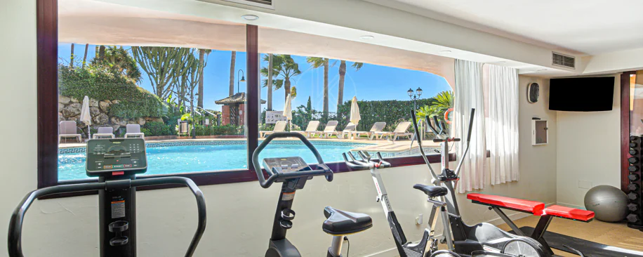 Apartament impecabil renovat, orientat spre sud, cu vedere la plajă, cu grădină, situat în comunitatea exclusivistă Menara Beach, pe căutata New Golden Mile