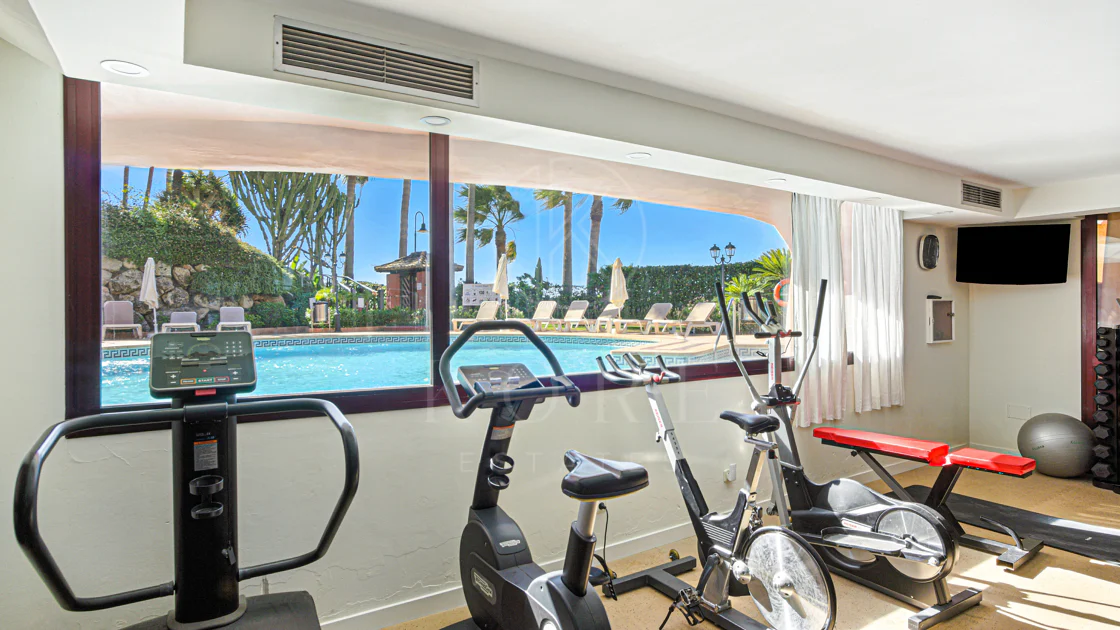 Apartament impecabil renovat, orientat spre sud, cu vedere la plajă, cu grădină, situat în comunitatea exclusivistă Menara Beach, pe căutata New Golden Mile