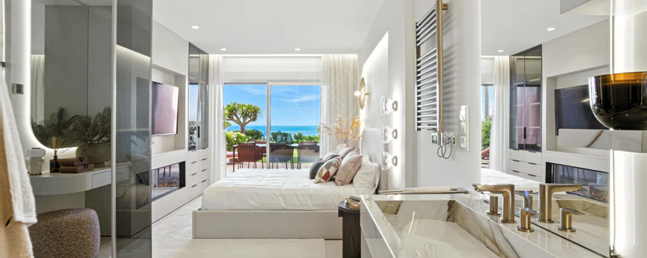 Apartament impecabil renovat, orientat spre sud, cu vedere la plajă, cu grădină, situat în comunitatea exclusivistă Menara Beach, pe căutata New Golden Mile