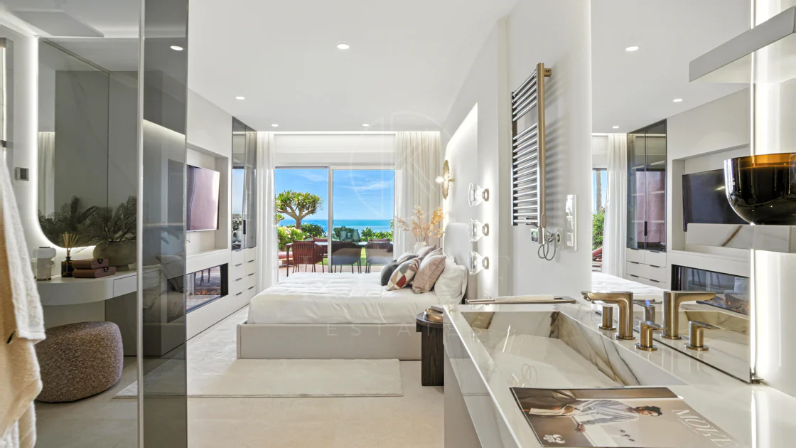 Apartament impecabil renovat, orientat spre sud, cu vedere la plajă, cu grădină, situat în comunitatea exclusivistă Menara Beach, pe căutata New Golden Mile