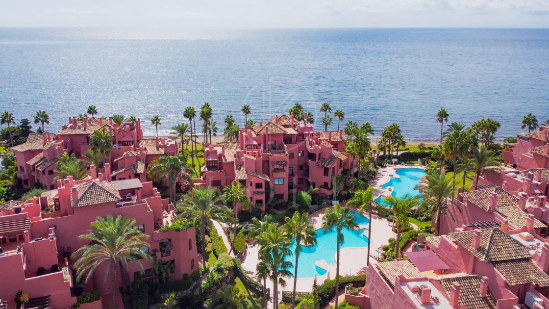 Apartament impecabil renovat, orientat spre sud, cu vedere la plajă, cu grădină, situat în comunitatea exclusivistă Menara Beach, pe căutata New Golden Mile