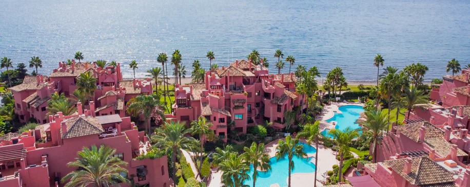 Apartament impecabil renovat, orientat spre sud, cu vedere la plajă, cu grădină, situat în comunitatea exclusivistă Menara Beach, pe căutata New Golden Mile