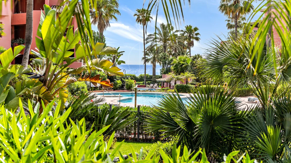 Apartament impecabil renovat, orientat spre sud, cu vedere la plajă, cu grădină, situat în comunitatea exclusivistă Menara Beach, pe căutata New Golden Mile