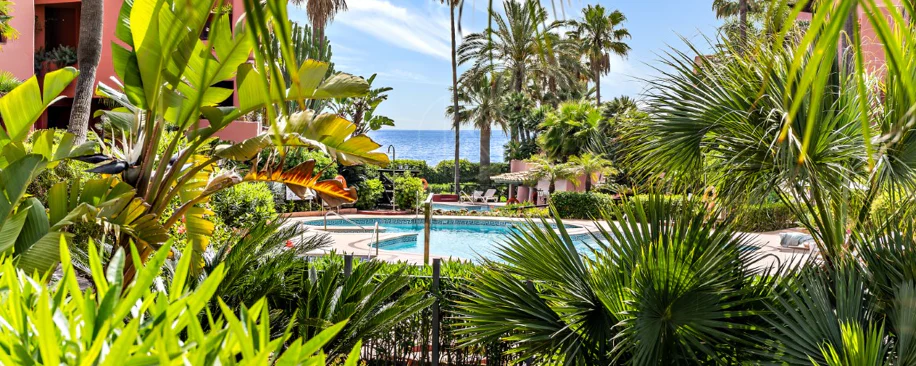 Apartament impecabil renovat, orientat spre sud, cu vedere la plajă, cu grădină, situat în comunitatea exclusivistă Menara Beach, pe căutata New Golden Mile