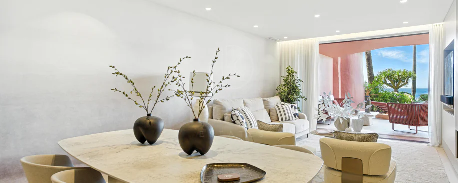 Apartament impecabil renovat, orientat spre sud, cu vedere la plajă, cu grădină, situat în comunitatea exclusivistă Menara Beach, pe căutata New Golden Mile