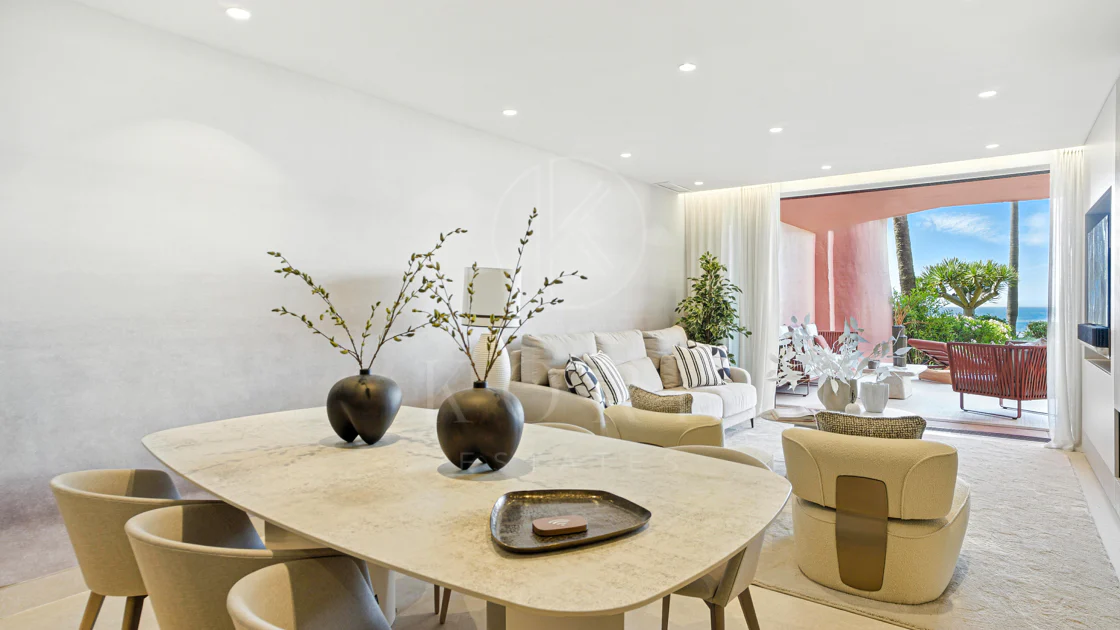 Apartament impecabil renovat, orientat spre sud, cu vedere la plajă, cu grădină, situat în comunitatea exclusivistă Menara Beach, pe căutata New Golden Mile