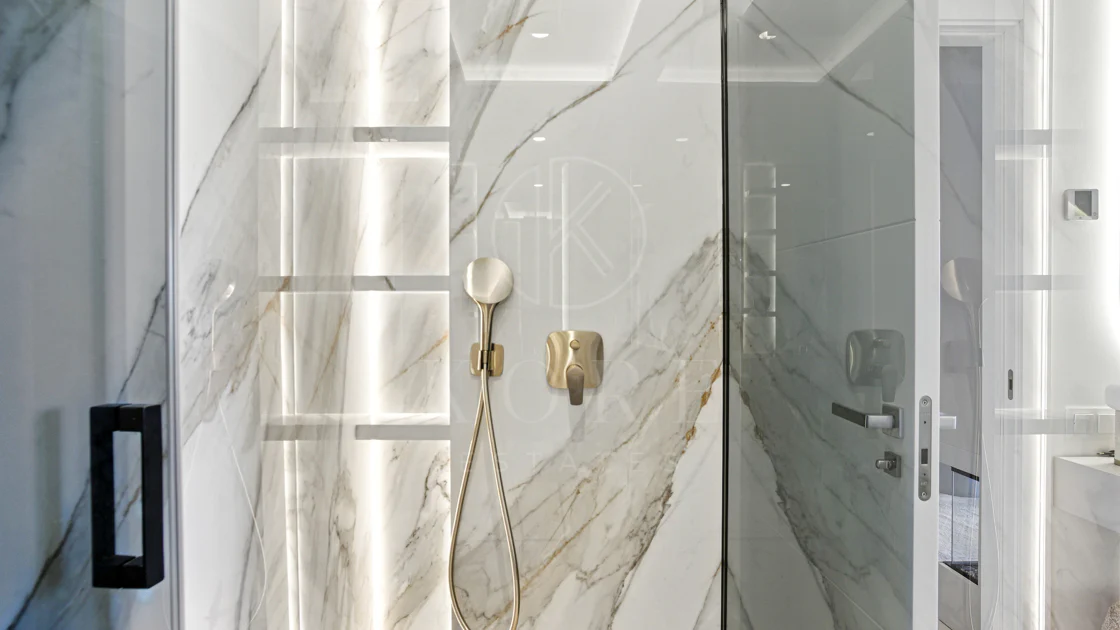 Apartament impecabil renovat, orientat spre sud, cu vedere la plajă, cu grădină, situat în comunitatea exclusivistă Menara Beach, pe căutata New Golden Mile