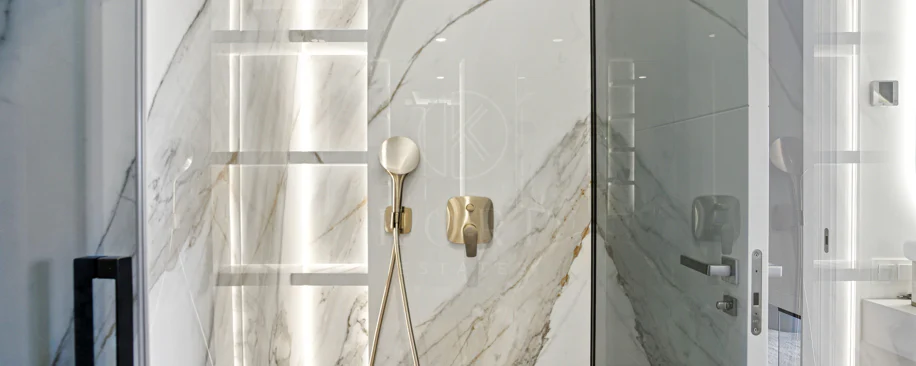 Apartament impecabil renovat, orientat spre sud, cu vedere la plajă, cu grădină, situat în comunitatea exclusivistă Menara Beach, pe căutata New Golden Mile