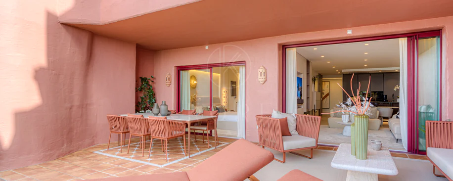 Apartament impecabil renovat, orientat spre sud, cu vedere la plajă, cu grădină, situat în comunitatea exclusivistă Menara Beach, pe căutata New Golden Mile