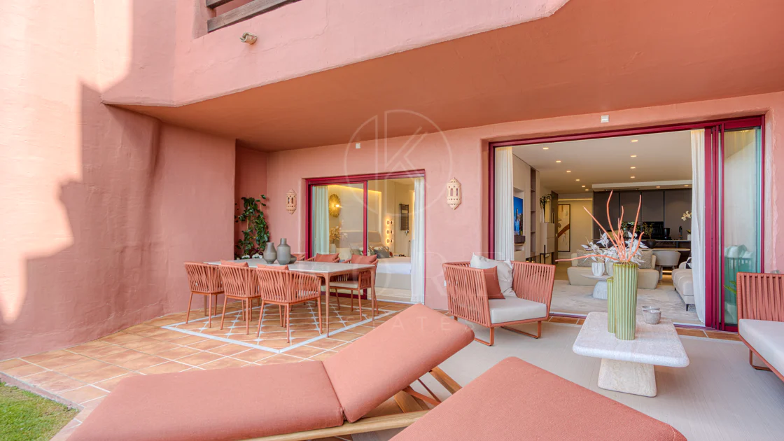 Apartament impecabil renovat, orientat spre sud, cu vedere la plajă, cu grădină, situat în comunitatea exclusivistă Menara Beach, pe căutata New Golden Mile