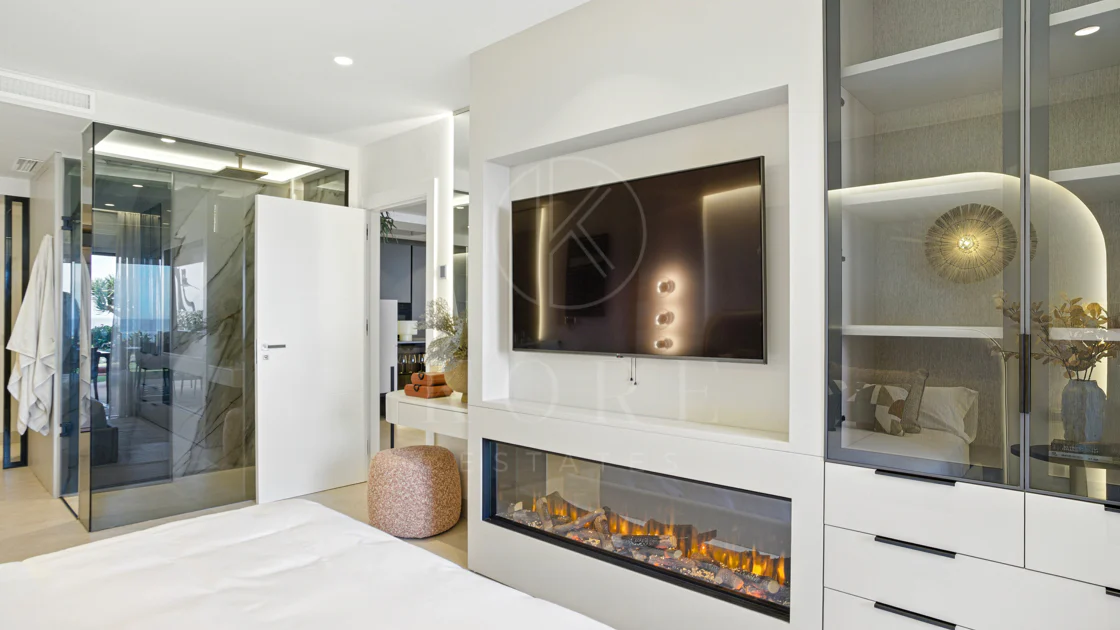 Apartament impecabil renovat, orientat spre sud, cu vedere la plajă, cu grădină, situat în comunitatea exclusivistă Menara Beach, pe căutata New Golden Mile