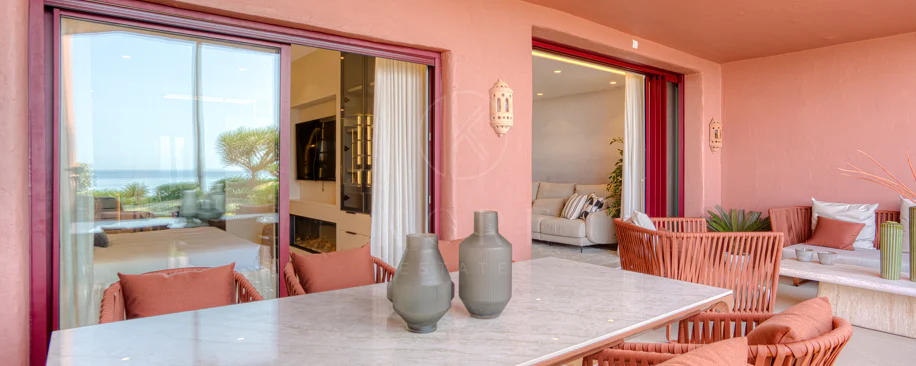 Apartament impecabil renovat, orientat spre sud, cu vedere la plajă, cu grădină, situat în comunitatea exclusivistă Menara Beach, pe căutata New Golden Mile