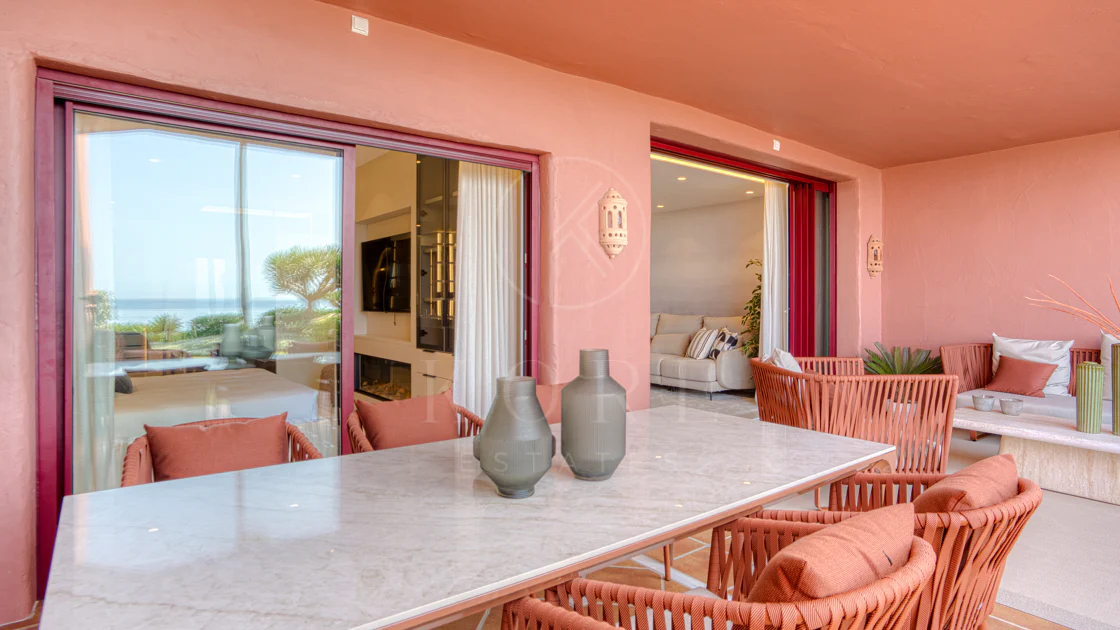 Apartament impecabil renovat, orientat spre sud, cu vedere la plajă, cu grădină, situat în comunitatea exclusivistă Menara Beach, pe căutata New Golden Mile