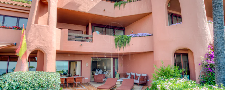 Apartament impecabil renovat, orientat spre sud, cu vedere la plajă, cu grădină, situat în comunitatea exclusivistă Menara Beach, pe căutata New Golden Mile
