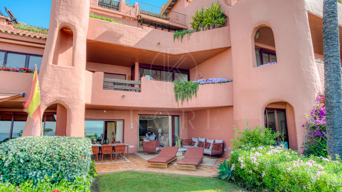 Apartament impecabil renovat, orientat spre sud, cu vedere la plajă, cu grădină, situat în comunitatea exclusivistă Menara Beach, pe căutata New Golden Mile