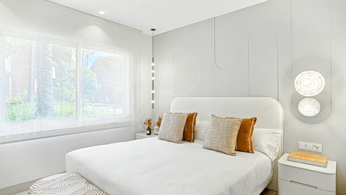 Apartament impecabil renovat, orientat spre sud, cu vedere la plajă, cu grădină, situat în comunitatea exclusivistă Menara Beach, pe căutata New Golden Mile
