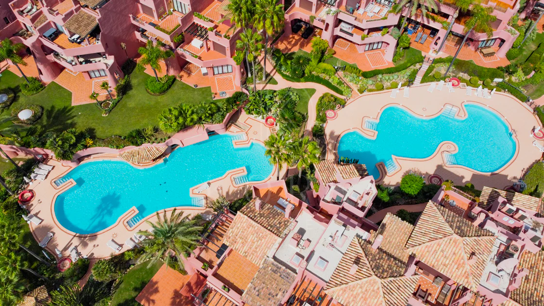 Apartament impecabil renovat, orientat spre sud, cu vedere la plajă, cu grădină, situat în comunitatea exclusivistă Menara Beach, pe căutata New Golden Mile