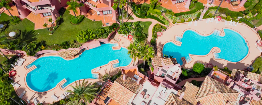 Apartament impecabil renovat, orientat spre sud, cu vedere la plajă, cu grădină, situat în comunitatea exclusivistă Menara Beach, pe căutata New Golden Mile