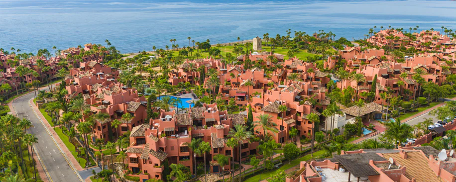Apartament impecabil renovat, orientat spre sud, cu vedere la plajă, cu grădină, situat în comunitatea exclusivistă Menara Beach, pe căutata New Golden Mile