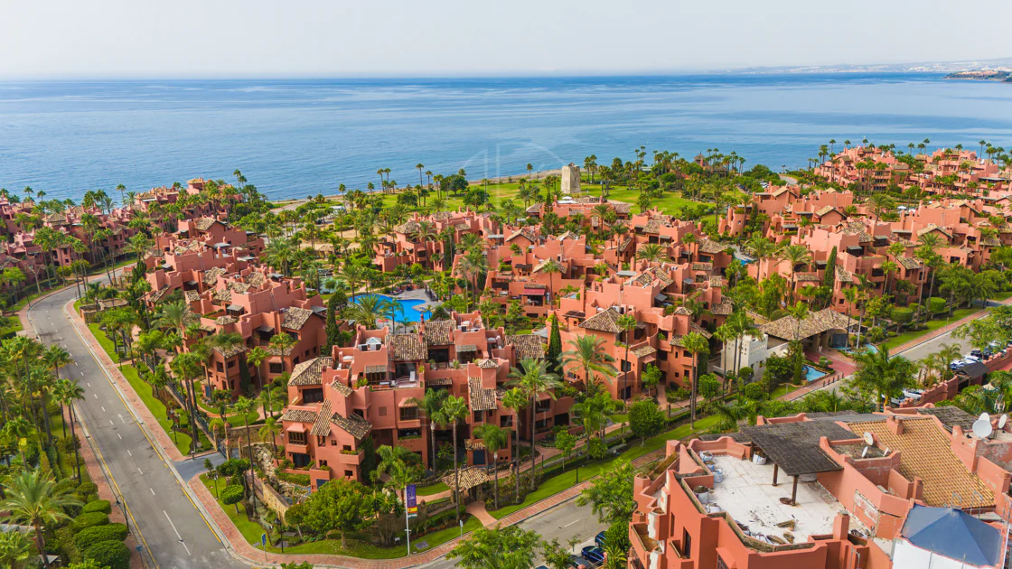 Apartament impecabil renovat, orientat spre sud, cu vedere la plajă, cu grădină, situat în comunitatea exclusivistă Menara Beach, pe căutata New Golden Mile