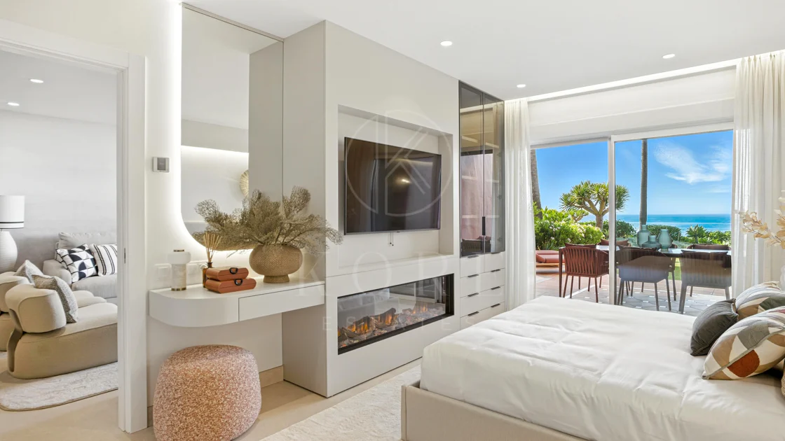 Apartament impecabil renovat, orientat spre sud, cu vedere la plajă, cu grădină, situat în comunitatea exclusivistă Menara Beach, pe căutata New Golden Mile