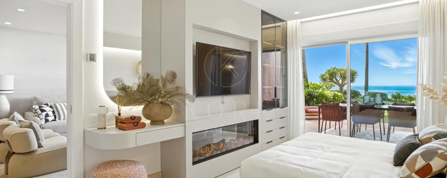 Apartament impecabil renovat, orientat spre sud, cu vedere la plajă, cu grădină, situat în comunitatea exclusivistă Menara Beach, pe căutata New Golden Mile