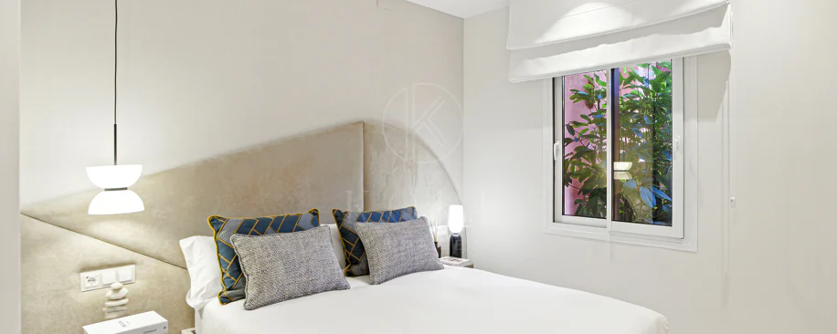 Apartament impecabil renovat, orientat spre sud, cu vedere la plajă, cu grădină, situat în comunitatea exclusivistă Menara Beach, pe căutata New Golden Mile