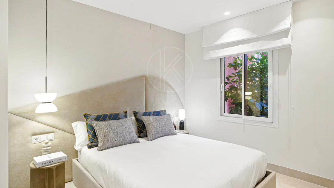 Apartament impecabil renovat, orientat spre sud, cu vedere la plajă, cu grădină, situat în comunitatea exclusivistă Menara Beach, pe căutata New Golden Mile